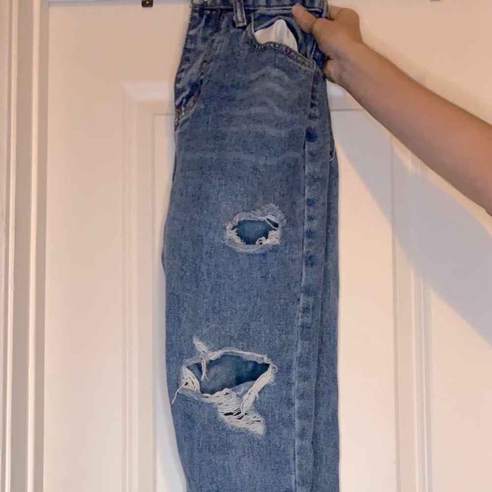 High waisted ripped jeans with cut bottoms